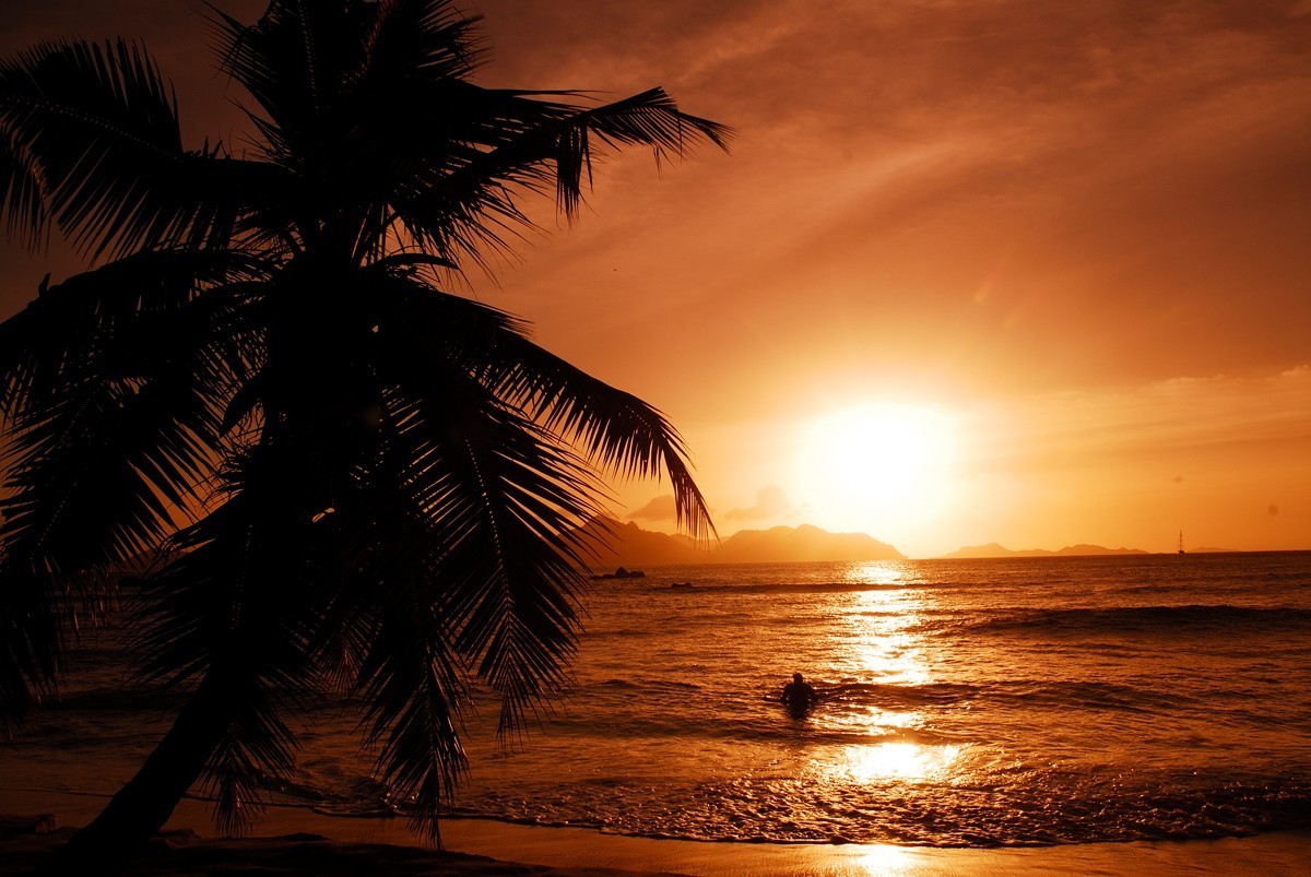 Sonnenuntergang am Strand der Seychellen